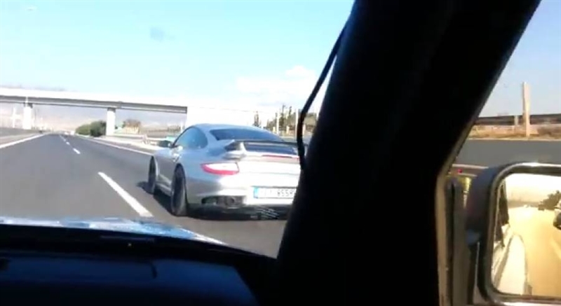 Фризирана Лада засрами ново Порше на автопат (ВИДЕО)
