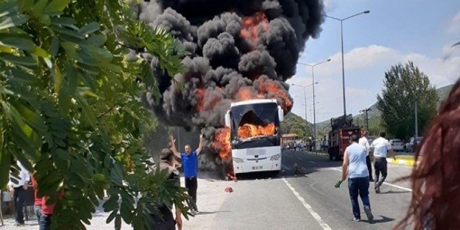 Се запали автобус во Турција – Петмина загинати меѓу кои и дете (ВИДЕО)