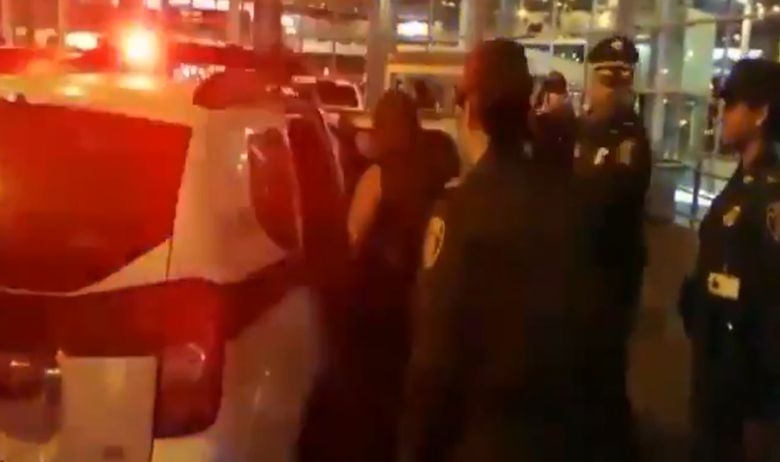 Полицајци запреле фризерка , која одела чудно, ја однеле во болница и ги шокирала докторите (ВИДЕО)