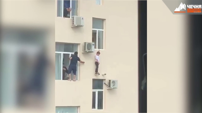 Маж спаси дете кое виси на четврти кат (ВИДЕО)