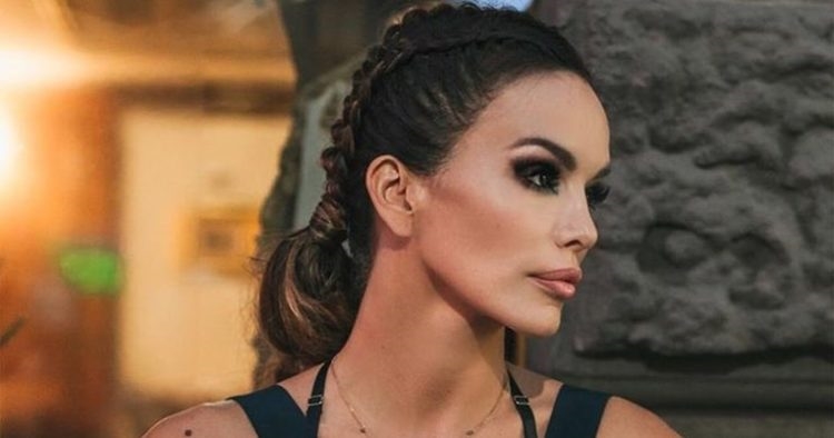 Фото: Северина во мрежеста провидна маичка