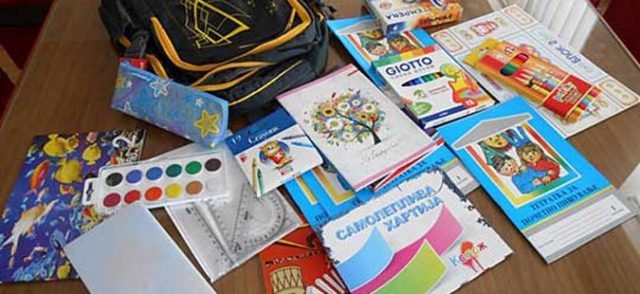Активистка од Тетово со хуманитарна акција за собирање училишен прибор за деца од семејства од социјален ризик