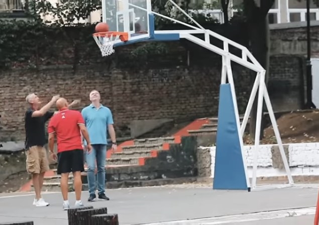 Видео: Легендарниот Паспаљ направи кош пред зграда, веднаш пристигнаа непоканети гости од НБА