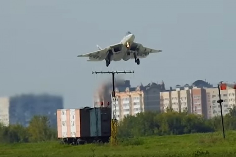 Фото: Неверојатен  маневар на пилот на Сухој 57 !!