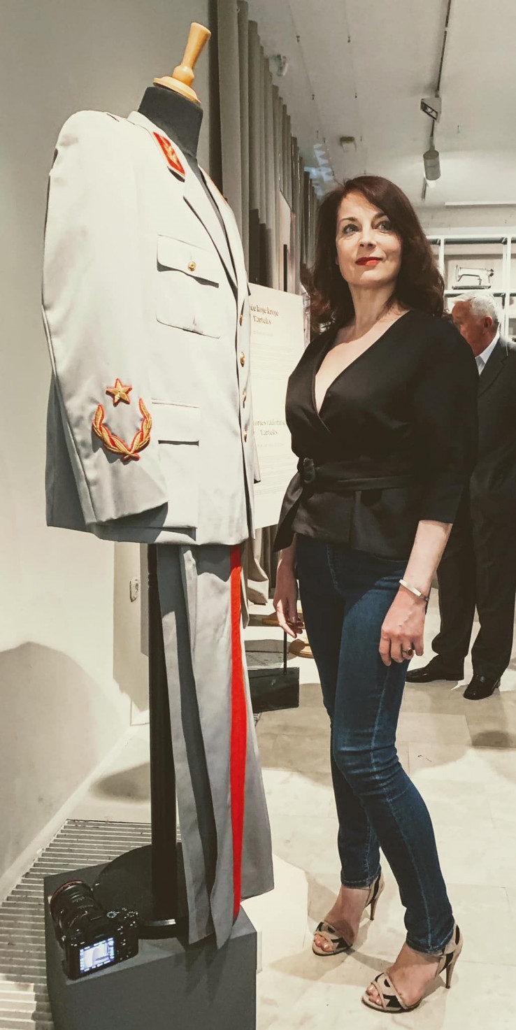 Внуката на Тито, Саша Броз, се фотографираше со униформата на својот дедо