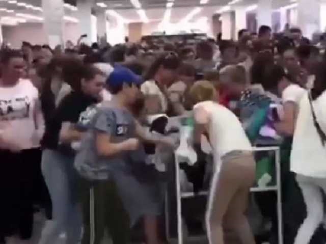 Човечко стампедо и тепачки за облека од една рубља  (ВИДЕО)