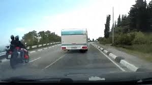 Моторџија поминува преку полна линија, веднаш го стигна казната (ВИДЕО)