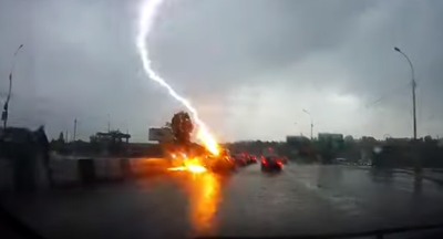 Неверојатна глетка: Гром удри два пати во ист автомобил во движење (ВИДЕО)