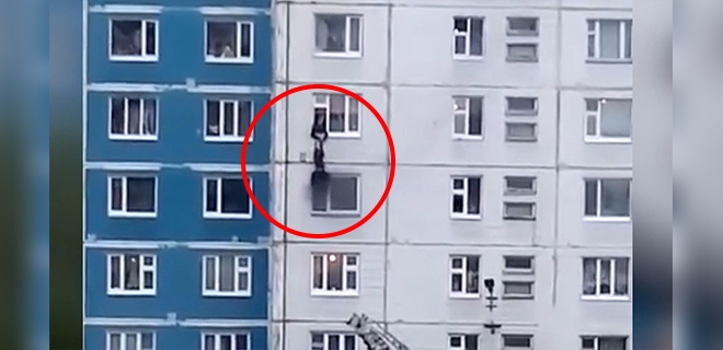 Херој спаси девојче од стан во пламен во Сибир (ВИДЕО)