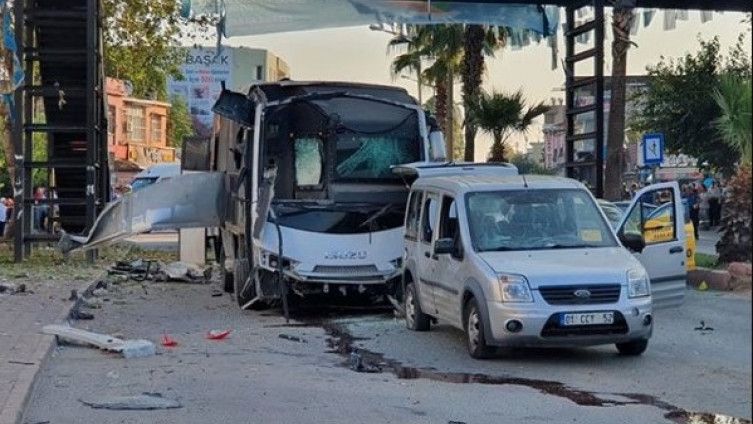 Бомбашки напад врз автобус на турската полиција, петмина повредени