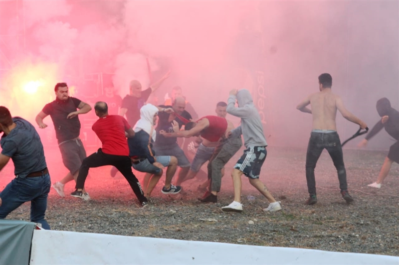 Полицијата немоќна во крвавите пресметки на навивачите во Тирана (ВИДЕО)