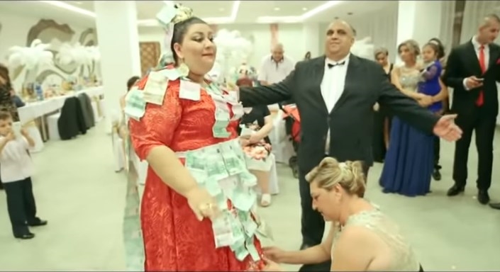 Видео: Ромска свадба во Словачка, летаа пари, свадба од 40 000 евра!!