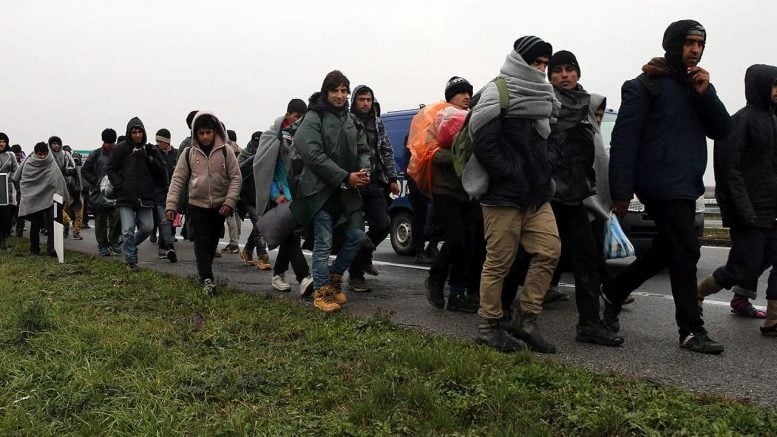 Грција: Мигрантите ќе се сместуваат во туристички капацитети