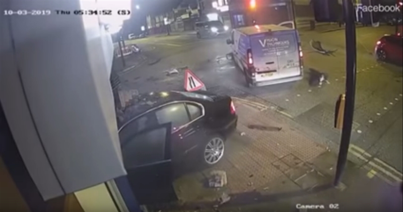Вознемирувачко видео: Возач во Англија се заби во комби и си замина оставајќи ја жртвата да ползи