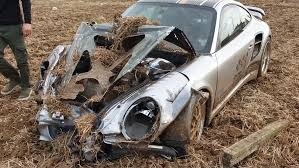 Се обидел да запре во место со брзина од 365км/час- го здробил Поршето (ВИДЕО)