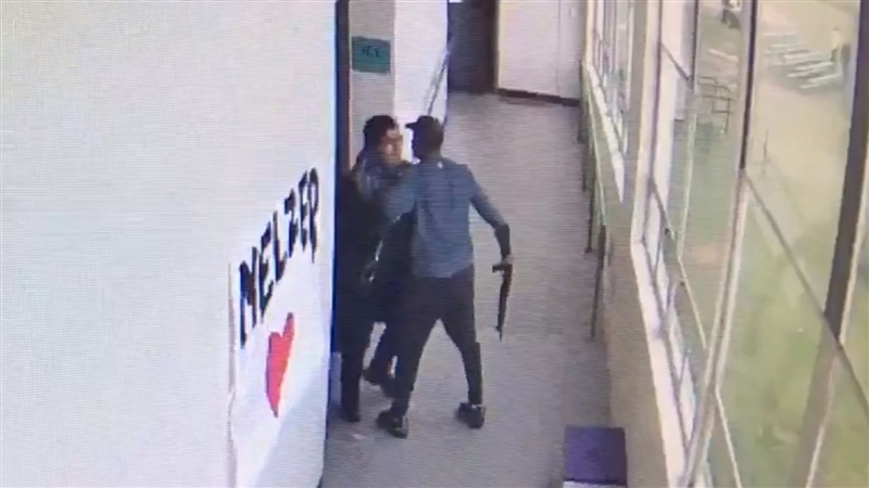 Средношколец со калашников на училиште во САД – избегната трагедија (ВИДЕО)