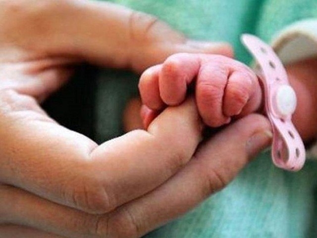 Во Португалија родено бебе без лице и дел од череп, суспендиран гинекологот (ВИДЕО)