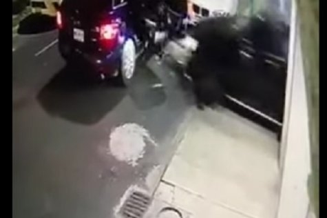 Банда се обидела да ја киднапира, но таа ги прегазила и им избегала (ВИДЕО)