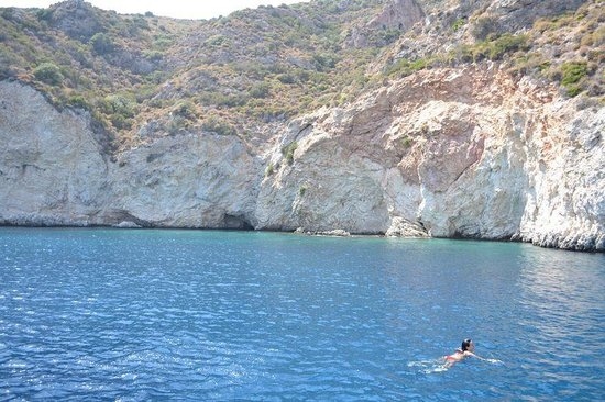 Туристка преживела два дена низ Егејското Море , јадејќи колачи
