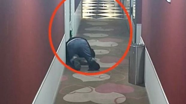 Ползел по хотелските ходници и ги слушал и снимал паровите додека водат љубов