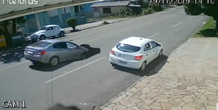 Видео: Пропадна пат во Бразил и „проголта“ автомобил