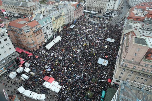 Илјадници наставници од цела Хрватска на голем протест во Загреб (ВИДЕО)