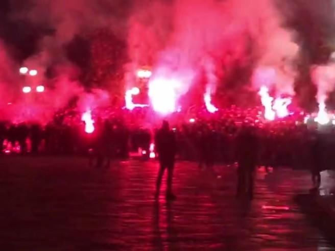 Масовна тепачка на навивачите на Динамо и Аталанта пред мечот во Милано (ВИДЕО)