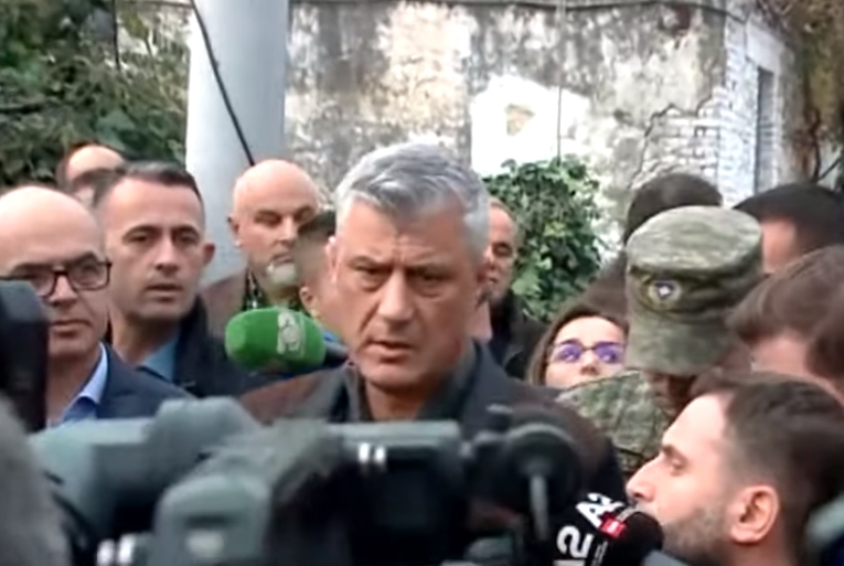 Сите бегаат во паника од земјотресот додека Тачи дава изјава во Драч (ВИДЕО)