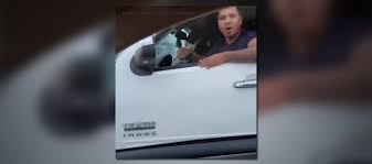 Американец намерно удира во автомобил : Жено , подај ми го пиштолот! (ВИДЕО)