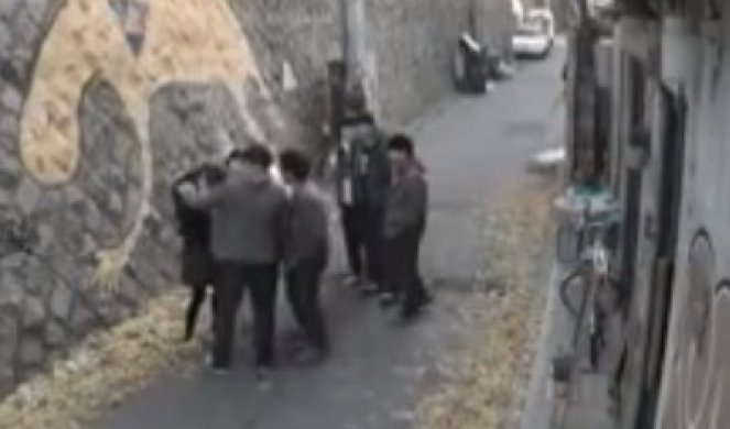 Видео: Бандити се прават силни пред девојка, но бргу зажалија поради тоа!!