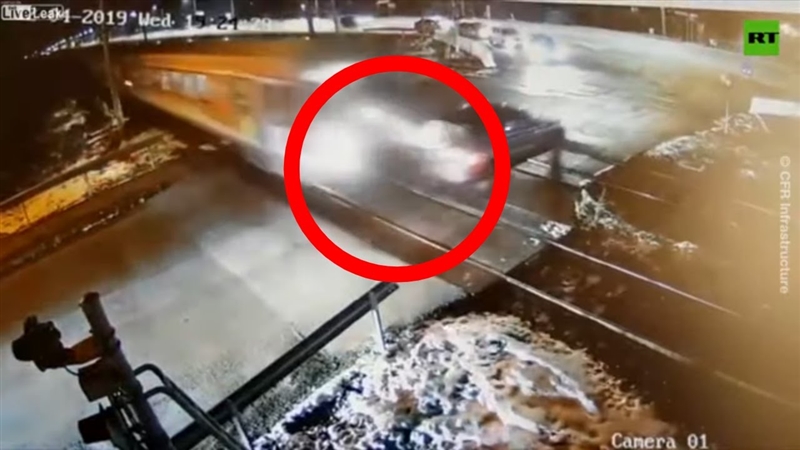Зборувал на мобилен и во последен момент го избегна возот (ВИДЕО)