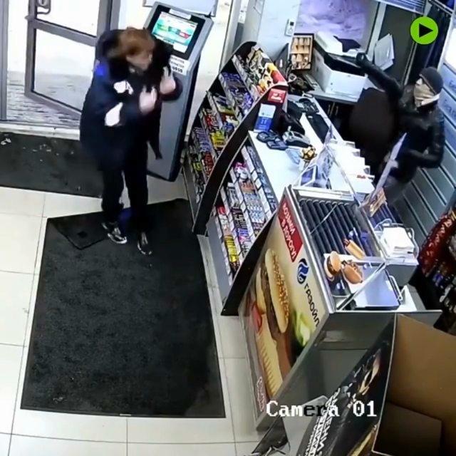 Храбра продавачка на бензинска го избрка разбојникот – со метла (ВИДЕО)