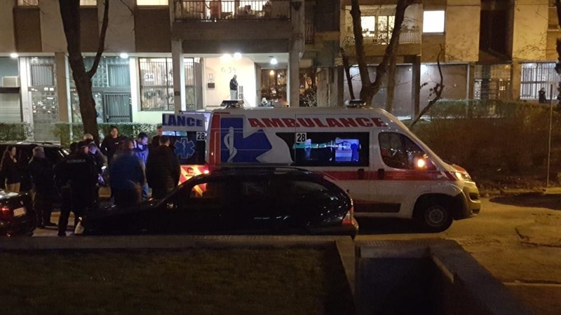 Драма во Белград: Маж со часови се заканува дека ќе скокне од балкон (ФОТО)
