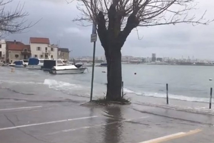 Видео: Силната бура потонала многу чамци во Далмација!!