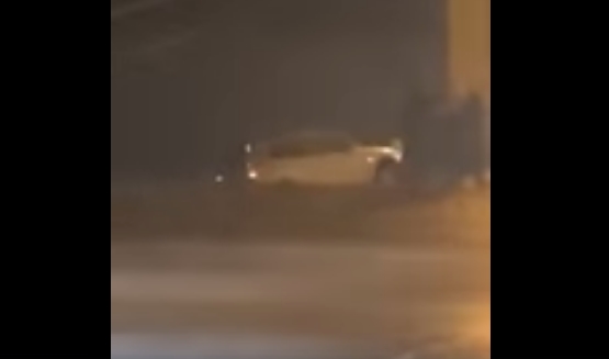 Видео: Силно невреме во Кефалонија, автомобил од траект паднал во море