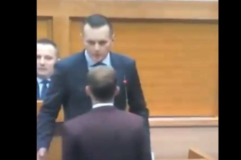 Видео: Министерот за внатрешни работи на Република Српска му удри шлаканица на опозициски пратеник