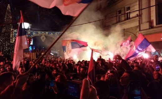 Масовен протест во Белград поради законот за верски слободи во Црна Гора (ВИДЕО)
