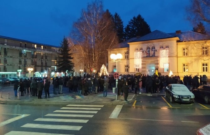 Тензично во Црна Гора- Ѓукановиќ го потпиша законот –протестите продолжуваат- митрополијата ги чува црквите