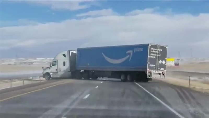 Силни ветришта ,,издуваа” камион на Амазон од автопат во САД (ВИДЕО)
