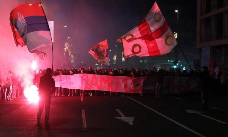 Црногорскиот премиер лут на Србија поради запаленото знаме на Црна Гора во Белград (ВИДЕО)