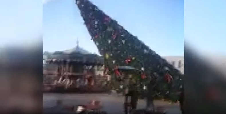 Видео: Тројца повредени при пад на новогодишната елка во Тирана