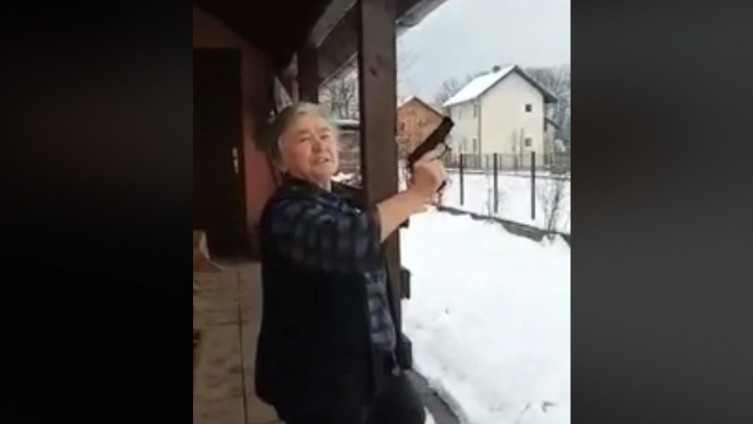 Видео: Баба го честита Божиќ со пукање во воздух