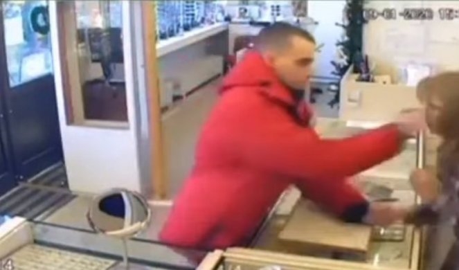 Видео: Крадец влезе во златарница но не можеше да излезе од неа!!