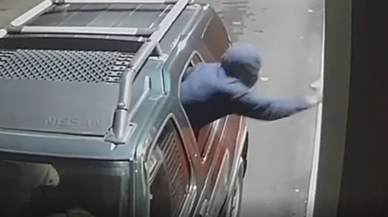 Комичен обид за грабеж во Мекдоналдс , снимен со надзорни камери (ВИДЕО)