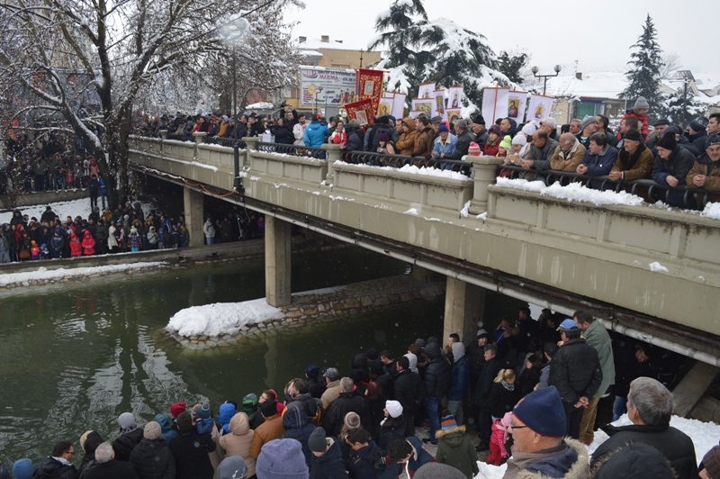Осветениот крст на плоштадот во Кавадарци, донираните пари ќе одат во хуманитарни цели