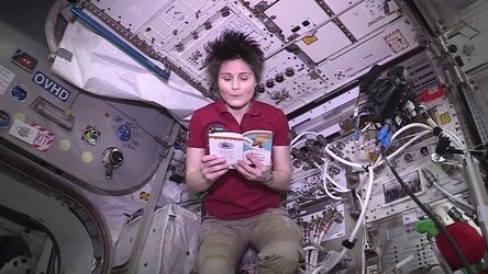Космонаутите од Вселенската станица им читаат на децата бајки пред спиење (ВИДЕО)