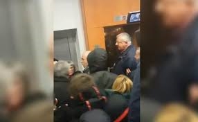 Радикалите ги нападнаа активистите на промоција на книга на Шешељ во Белград (ВИДЕО)