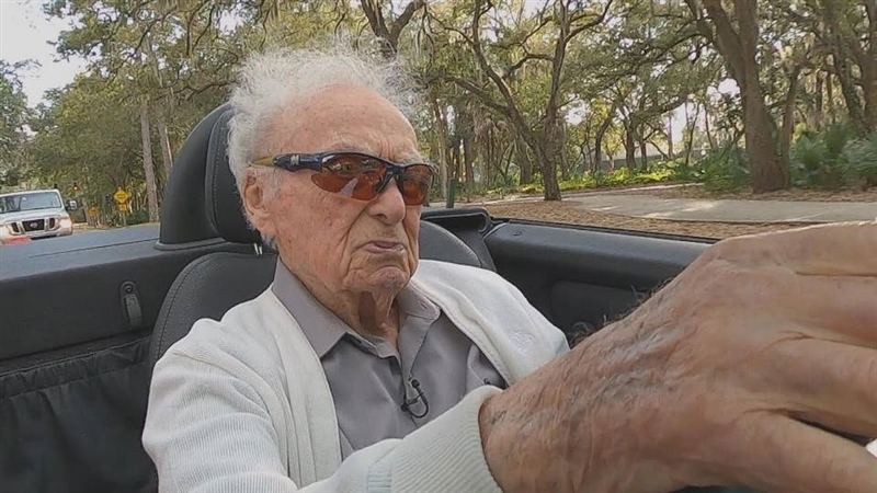 107 годишен дедо ја вози својата 99- годишна вереница во кабриолет (ВИДЕО)