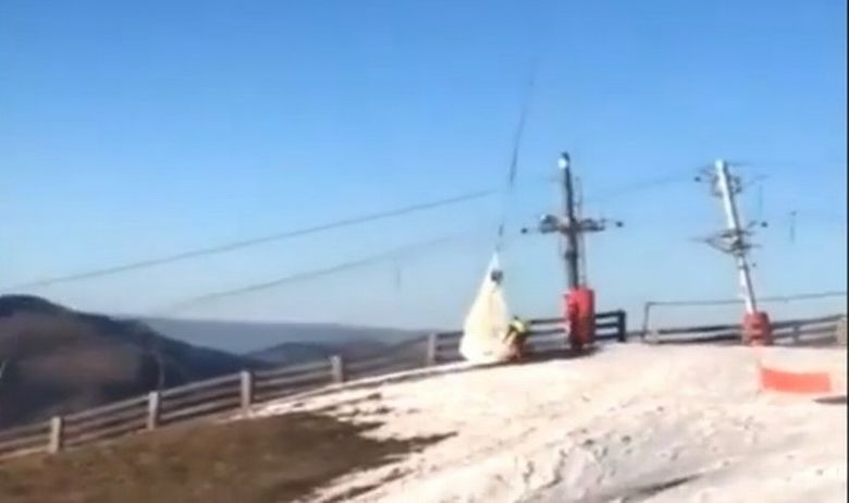 Француската јавност на нозе - во ски резорт носеле 60 тони снег со хеликоптери (ВИДЕО)