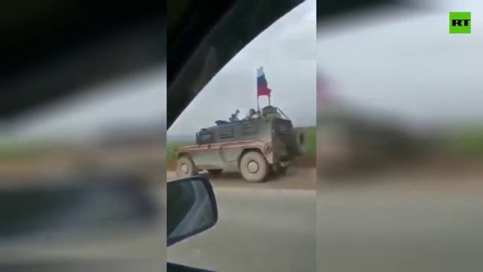 Одмерување на силите: Американско истурка руско воено возило од патот (ВИДЕО)